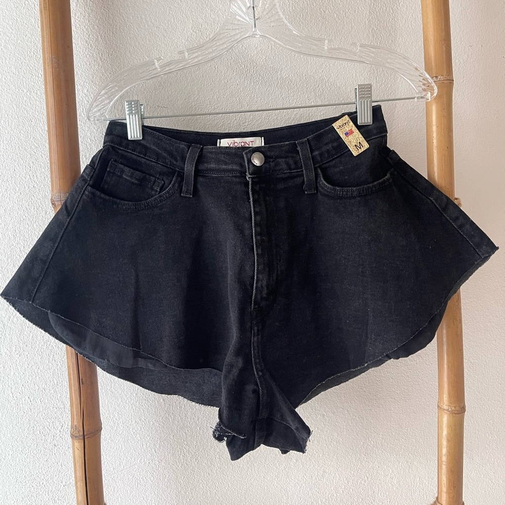 🔥 VIBRANT High Rise Black Denim Shorts – Size M 🔥